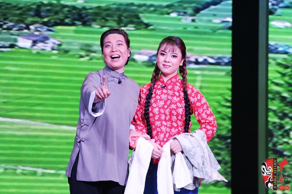 第九場(chǎng)，河南電臺(tái)戲曲廣播總監(jiān)木子（左）飾栓保娘，素雅青年豫劇團(tuán)劉帥毅（右）飾銀環(huán)