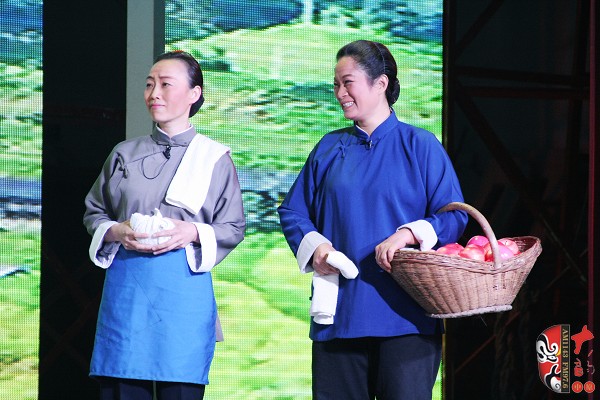 第七場(chǎng)，河南電臺(tái)戲曲廣播副總監(jiān)、中國(guó)播音主持金話(huà)筒獎(jiǎng)獲得者張彤（左）飾栓保娘