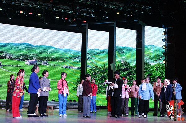 眾鄉(xiāng)親場(chǎng)面——包含河南電臺(tái)戲曲廣播主持人，專(zhuān)業(yè)戲曲演員、戲曲票友，河南電臺(tái)戲曲廣播聽(tīng)眾