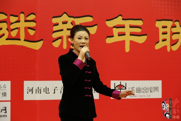 戲曲廣播主持人王唯、曉琴、丁蘭、李鋮及鄭州市曲劇團優(yōu)秀演員張娜共同表演的小品《賣鞋》