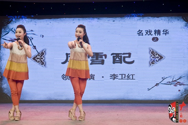 高玉明、高玉慧雙胞胎姐妹助興表演