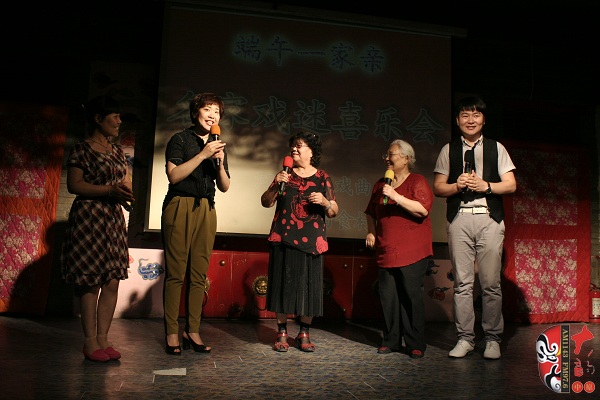 戲曲廣播總監(jiān)木子、豫劇表演藝術(shù)家楊華瑞、高潔、戲曲廣播當(dāng)家小生月陽、票友張華合作表演《朝陽溝》選段