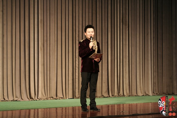 主持人：著名戲曲節(jié)目主持人、河南電臺(tái)戲曲廣播“當(dāng)家小生”月陽(yáng)