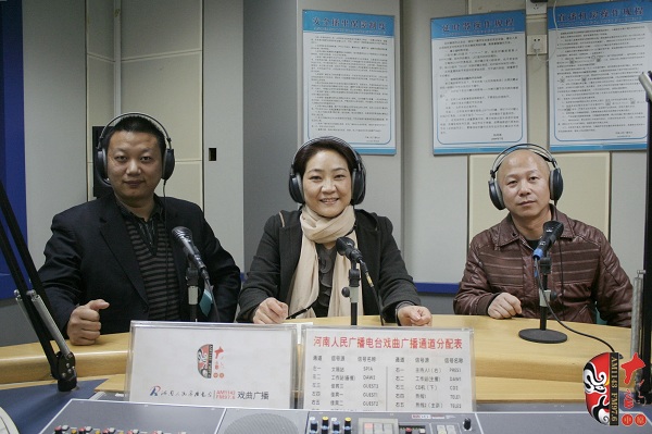 本次傳統(tǒng)古裝大戲《三哭殿》的輔導(dǎo)老師之一、著名越調(diào)演員李娟（中）及本次大戲的主要演員做客直播間