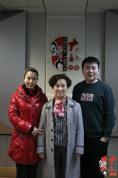 著名豫劇表演藝術(shù)家牛淑賢及愛徒吳素珍和著名戲曲節(jié)目主持人河南電臺(tái)戲曲廣播當(dāng)家小生月陽合影 著名豫劇表演藝術(shù)家牛淑賢及愛徒吳素珍和著名戲曲節(jié)目主持人河南電臺(tái)戲曲廣播當(dāng)家小生月陽合影