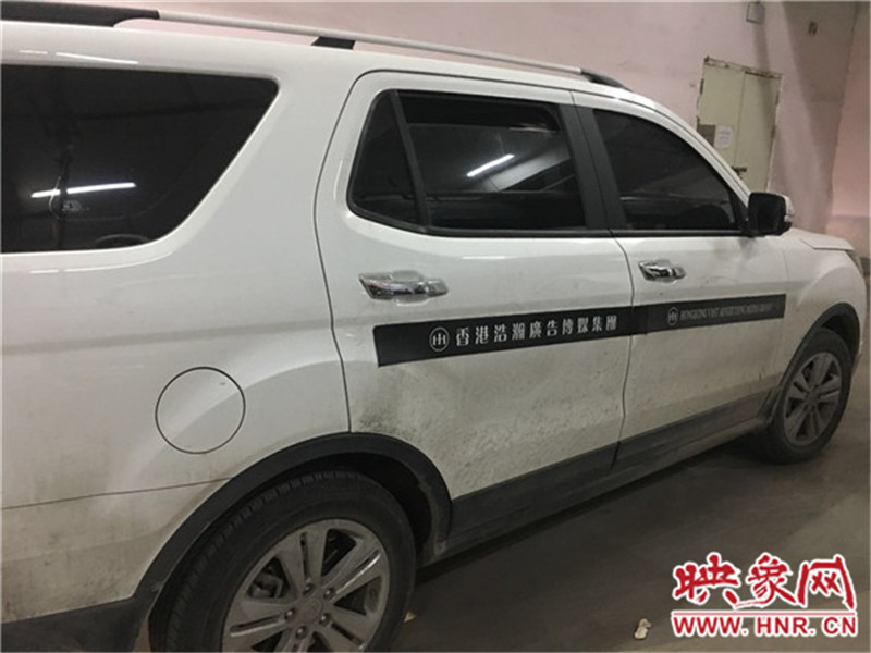 車(chē)身上按要求貼著廣告。