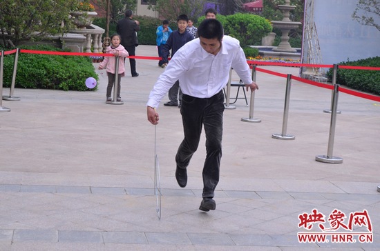 說是比賽，其實就是活力的釋放，就是開心的海洋，丟沙包、踢毽子、三人四足、滾鐵環(huán)等項目