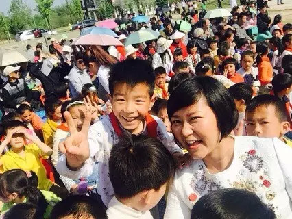 現(xiàn)場看來，陶真姐姐更是倍受孩子們的歡迎！