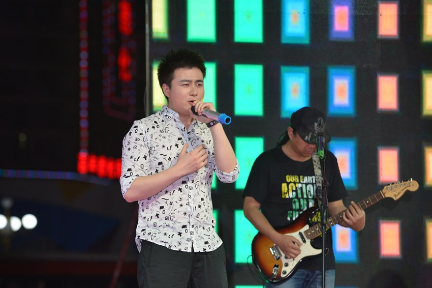 首先出場的是主播佳雨，一首《李白》，瞬間將現(xiàn)場的火熱氣氛點著。