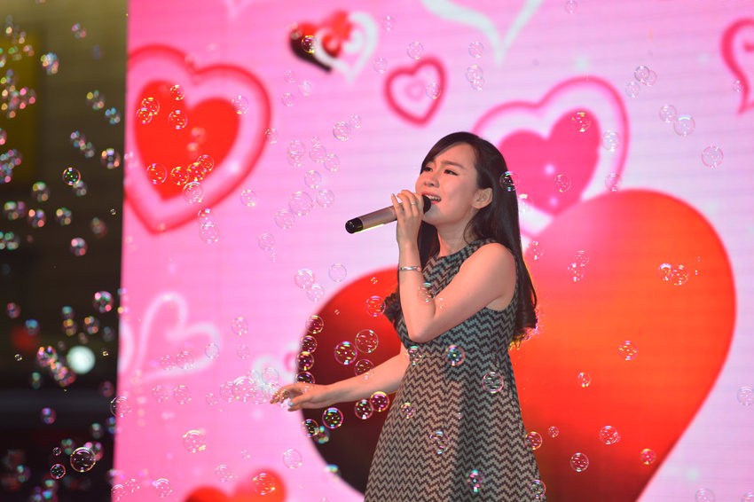 夢茹選擇了走溫情路線，《至少還有你》唱的是深情款款。