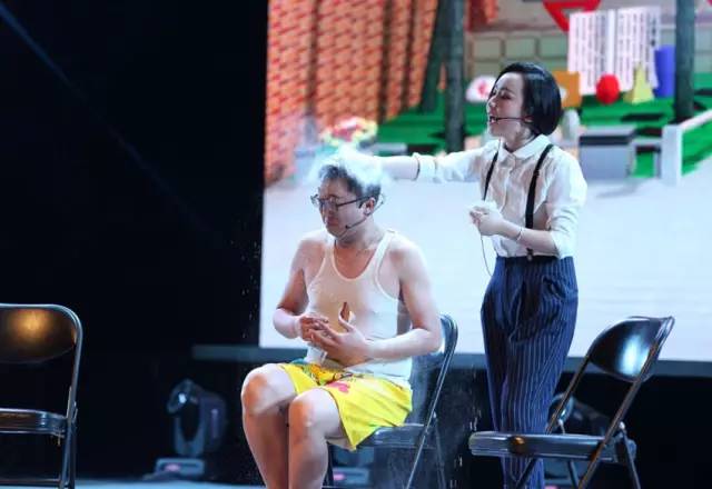 隨后一秒鐘，畫風突變，楊奕遭夢茹慘虐！