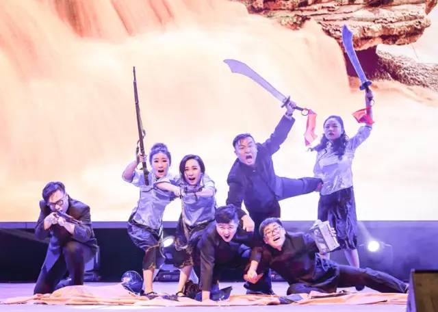 作為本場晚會的最后一個節(jié)目，《黃河大合唱》刷新你完全不一樣的體驗。