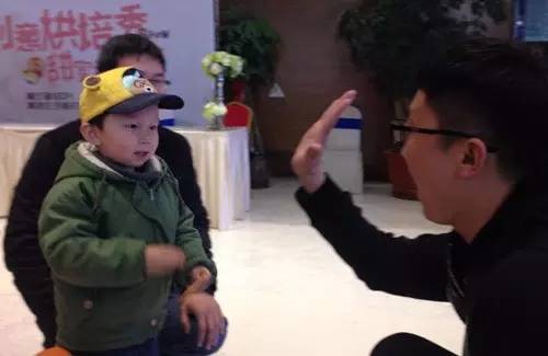 老楊你真心的是童心未泯啊，來，跟叔叔Give Me Five！