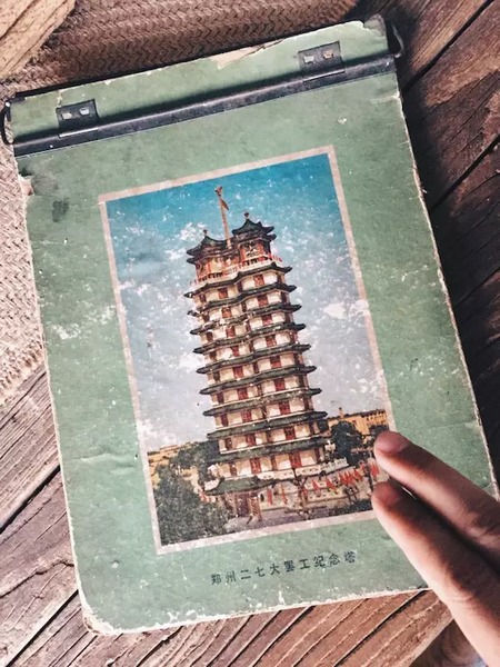 我們撫摸著鄭州的歷史，從中了解它的厚度。