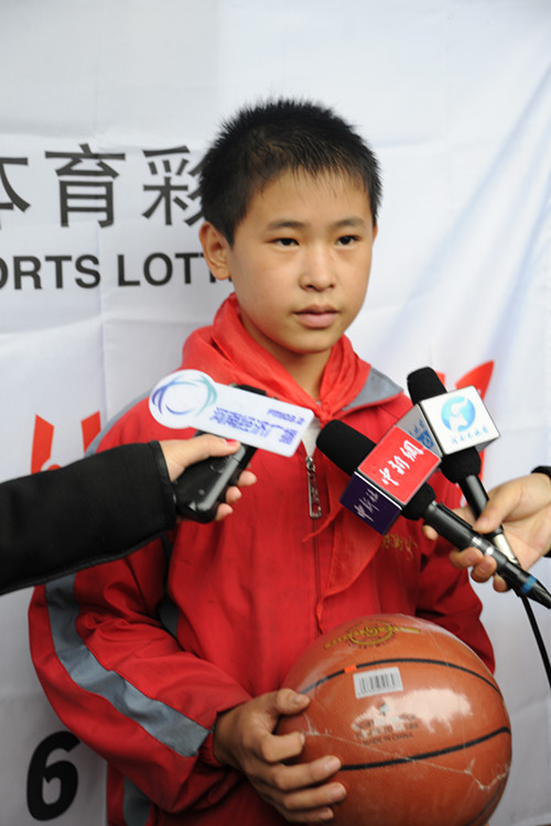 商丘市柘城縣遠襄鎮(zhèn)東街回民小學學生接受記者采訪 商丘市柘城縣遠襄鎮(zhèn)東街回民小學學生接受記者采訪