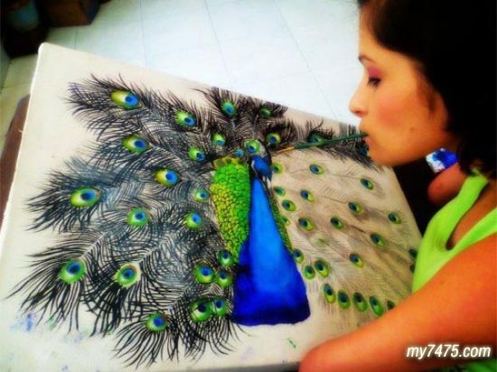 四肢不全仍堅持用嘴作畫 點贊最勵志女畫家 四肢不全仍堅持用嘴作畫 點贊最勵志女畫家