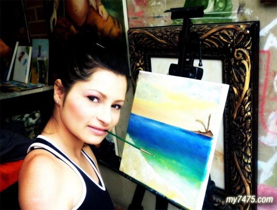 四肢不全仍堅持用嘴作畫 點贊最勵志女畫家 四肢不全仍堅持用嘴作畫 點贊最勵志女畫家