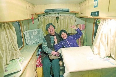  天黑了，外面風(fēng)雨交加而董怡汶坐在溫暖的房車?yán)铩? oldsrc=