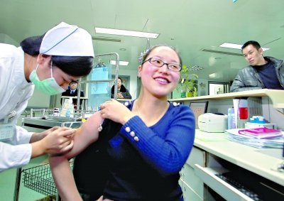 昨日，向雪敏在同濟(jì)醫(yī)院血液科病房打動(dòng)員劑，丈夫陳武右在身后注視著妻子 記者傅克強(qiáng)