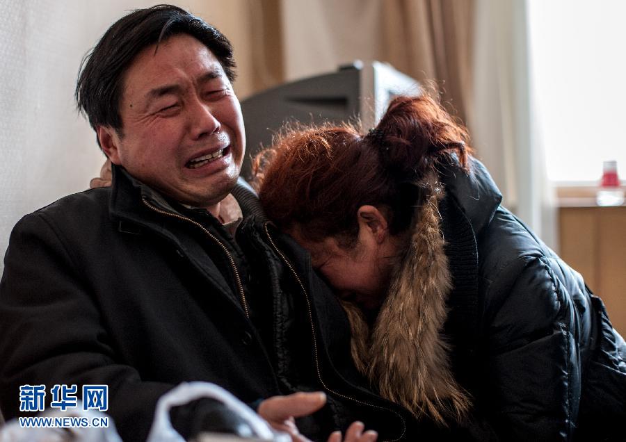 2月5日，遇難大學(xué)生郭培（化名）的父母抱頭痛哭。