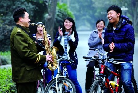 自學(xué)三種樂(lè)器，大學(xué)保安哥夢(mèng)想開(kāi)音樂(lè)會(huì)