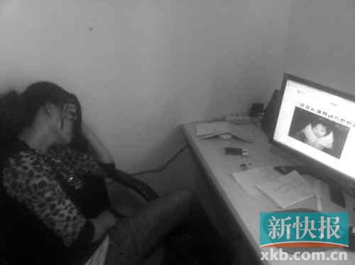 遇難孩子的母親向記者展示女兒生前的照片，一邊掩面而泣