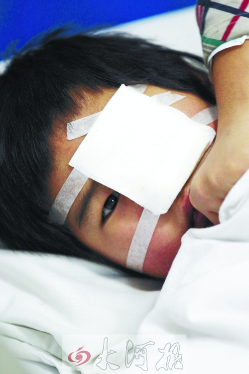 躺在病床上的小董，左眼痊愈的可能性不大