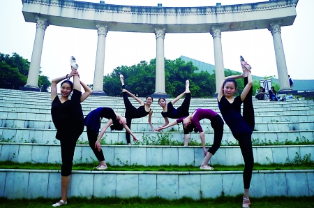 羅同學(xué)和舞蹈隊的幾位好姐妹在校園標(biāo)志景點羅馬廣場上擺拍