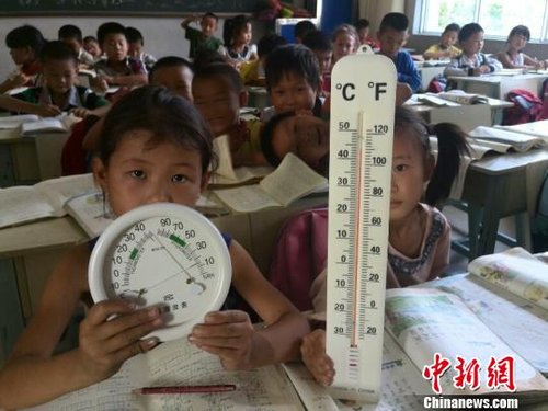 6月3日，下午四點(diǎn)，昆明市東川區(qū)因民鎮(zhèn)中心學(xué)校一年級(jí)教室溫度達(dá)到44℃