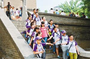 西安小雁塔景區(qū)內，學生們正在古跡前合影留念