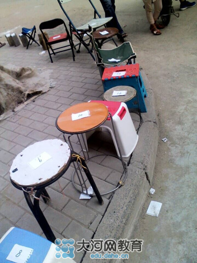 17號中午，鄭州市金水區(qū)實驗小學(xué)就已經(jīng)開始出現(xiàn)排隊等待報名的長龍了！