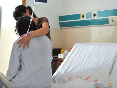 由于前天進行了面部修復手術，俞燕身體不適，父母24小時陪在她的身邊
