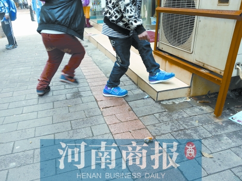 路邊，兩個(gè)小學(xué)生正在扔“臭屁炸彈