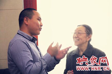 映象教育總監(jiān)班朝陽與周恩來侄女周秉宜、中央警衛(wèi)局原副局長、少將高振普親切交談