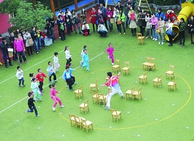 男老師帶著孩子們做游戲。