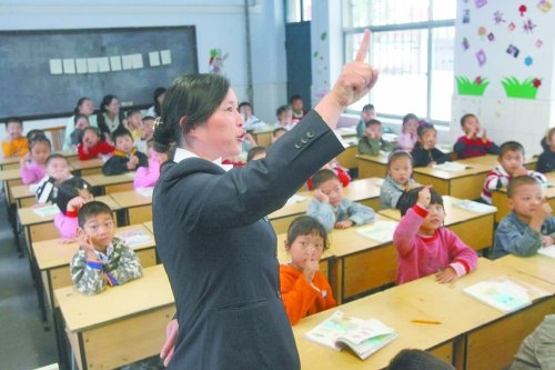 不到上小學(xué)年齡的孩子，只得在幼兒園復(fù)讀或者上“幼小銜接班”
