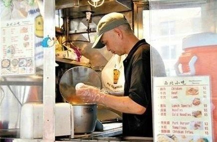 紐約哥大門口，顧客排長隊(duì)買他的肉夾饃