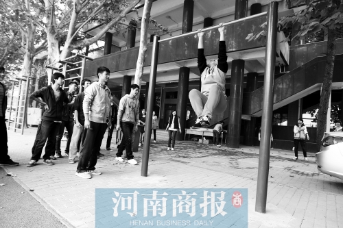 引體向上，難住不少同學(xué)