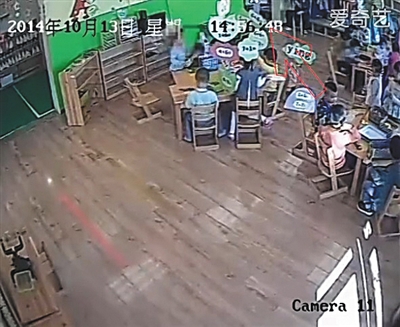 幼兒園監(jiān)控畫面顯示，小健曾被推搡、拉扯（紅箭頭處）