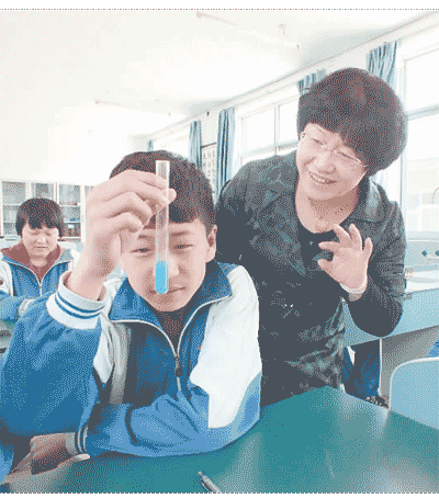 北京市密云區(qū)大城子中學，一位教師在指導學生做實驗