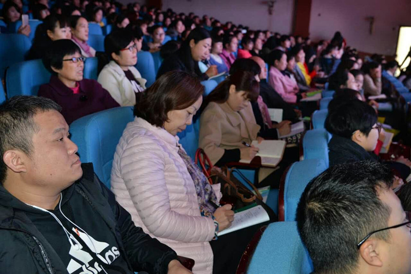 家長朋友們認(rèn)真聆聽精彩講座