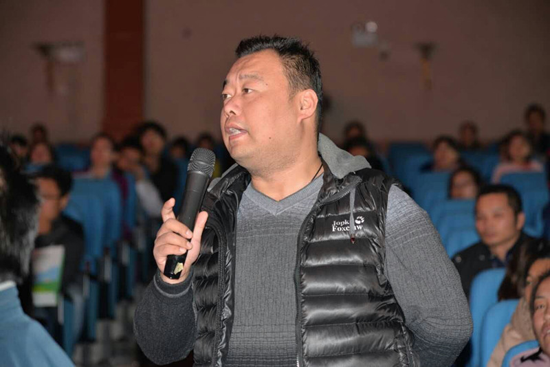 講座結(jié)束家長朋友踴躍提問，請(qǐng)專家答疑解惑