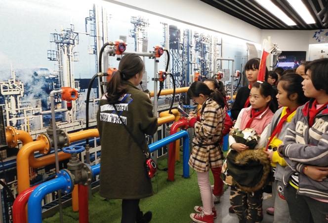 聽(tīng)到了新知識(shí)，趕緊拿出本子記下來(lái)