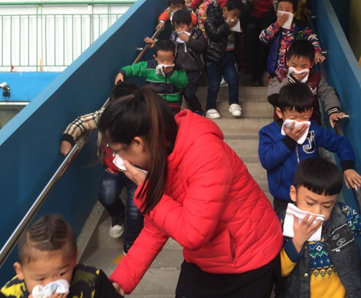 孩子們?cè)诶蠋煹闹笇?dǎo)下迅速離開(kāi)危險(xiǎn)區(qū)