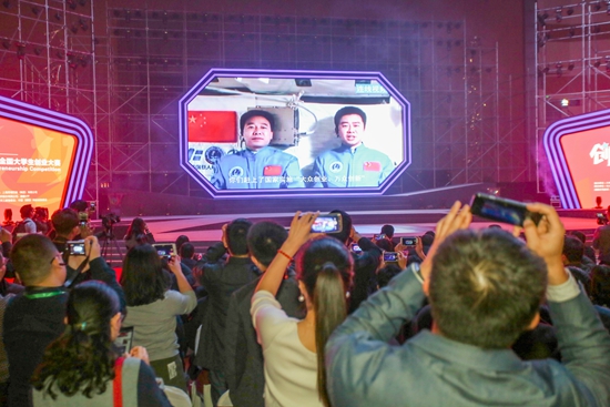 主辦方播放正在天宮二號(hào)上執(zhí)行任務(wù)的航天員景海鵬和陳冬為大賽錄制的視頻