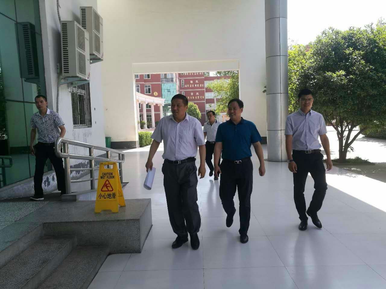 花林闊書(shū)記帶領(lǐng)楊紅偉校長(zhǎng)參觀食堂