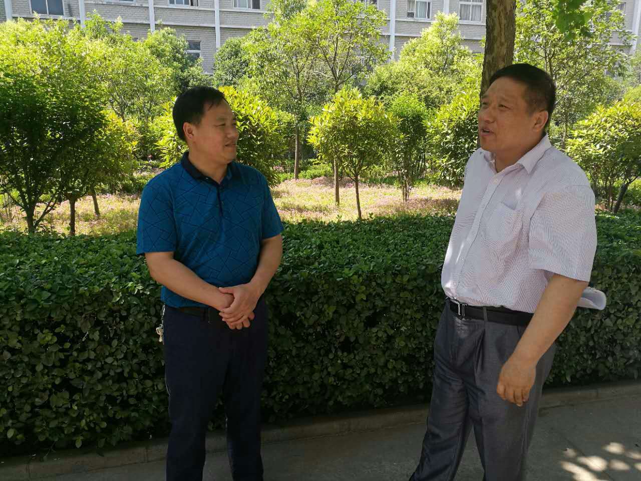 兩支部負(fù)責(zé)人親切交流