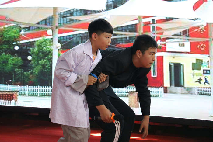  94中話劇團(tuán)帶來精彩演出