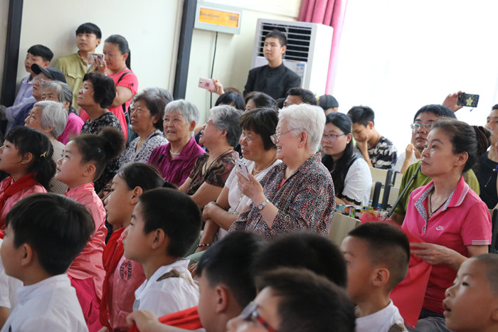 伏牛路小學(xué)工會邀請退休的爺爺奶奶和孩子們一起過“六一”