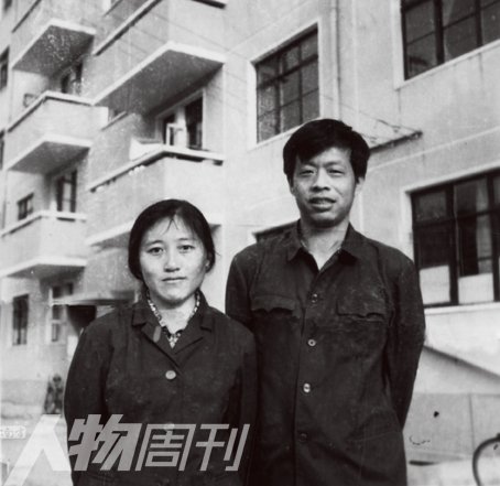 1980年，李銀河與王小波結(jié)婚時在宿舍樓下